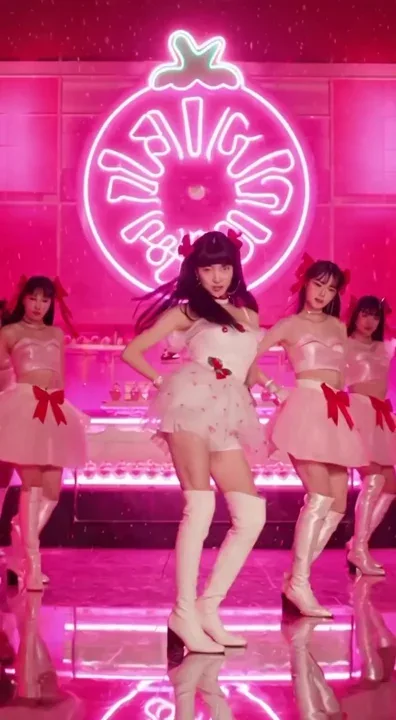 K-pop x strawberry 🍓 dream - @moriberry.neon